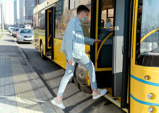 Quais chapas metálicas são utilizadas em um piso de ônibus?