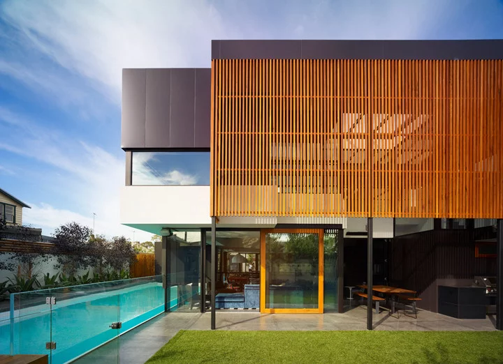 7 tendências para a fachada de casas em 2026 2 Brise de inox para proteção solar