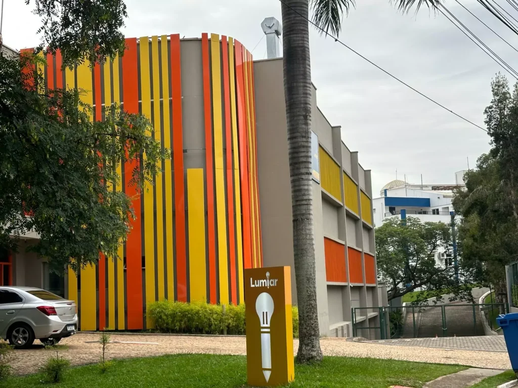 Quais são as cores metálicas disponíveis na construção civil? 6 Brises metálicos coloridos: quais são as cores metálicas disponíveis na construção civil?